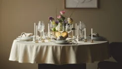 By Lassen Kubus Micro Kynttilänjalka, 2 Kpl, Kullattu -Hay || Menu || Louis Poulsen Kauppa by lassen Kubus SS2022 19 copy closeup