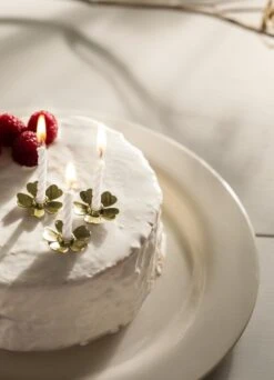 Design House Stockholm Me To You Kynttilänpidike, 3 Kpl, Messinki -Hay || Menu || Louis Poulsen Kauppa image2 2752 8800 MeToYou3pGold Lifestyle