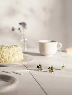 Design House Stockholm Me To You Kynttilänpidike, 3 Kpl, Messinki -Hay || Menu || Louis Poulsen Kauppa image3 2751 8800 2752 8800 MeToYouGold Lifestyle