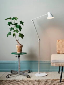 Louis Poulsen NJP Lattiavalaisin, Valkoinen -Hay || Menu || Louis Poulsen Kauppa njp floor lamp wht lp 2017 01 pysty